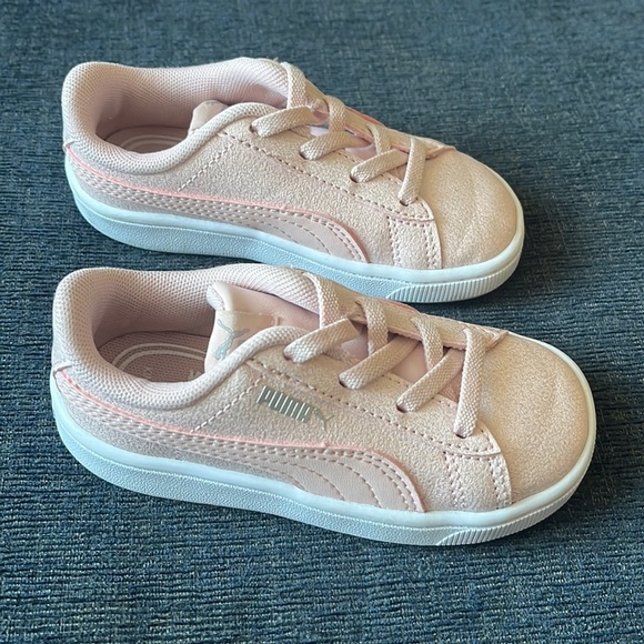Never worn PUMA SHINY PINK SNEAKER SIZE 7 toddler - Picture 1 of 6